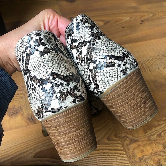 A.N.A NWOT’s Snakeskin Wedge Heeled Pointed Toe Boho Booties Size 9.5 - Picture 4 of 8